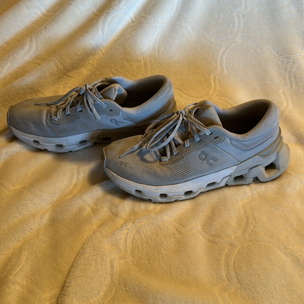 On cloud shoes women’s 9.5 - Picture 3 of 5